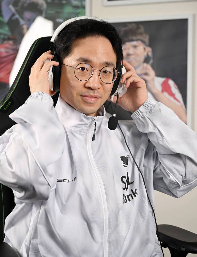 프로게이머 무릎(본명 배재민)이 19일 게임단 DRX 사옥에서 국민일보와 인터뷰에 앞서 헤드셋을 착용하며 포즈를 취하고 있다. 이한형 기자