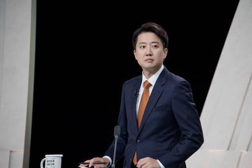 이준석 개혁신당 대선 후보가 27일 서울 마포구 상암동 MBC 스튜디오에서 열린 정치분야 TV토론회를 준비하고 있다. 국회사진기자단