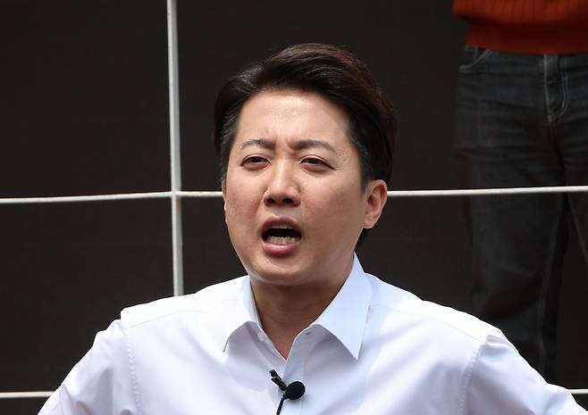 개혁신당 이준석 대선 후보가 사전투표를 하루 앞둔 28일 서울 여의도공원에서 유세를 마친 뒤 취재진의 질문에 답하고 있다. 연합뉴스