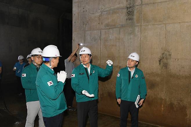 조용익 경기 부천시장이 여름철 집중호우에 대비해 베르네천 우수저류시설을 점검하고 있다. 부천시 제공