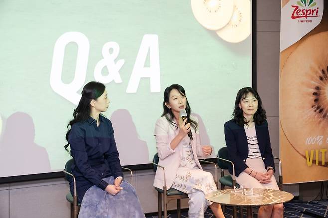 제스프리가 28일 서울 송파구 소피텔 앰버서더 서울에서 진행한 ‘영양소 밀도 중심의 건강한 식단 연구 결과 발표’ 기자 간담회에서 콕휘 응 제스프리 인터내셔널 마케팅 제너럴 매니저가 질의에 답하고 있다. 왼쪽부터 홍희선 제스프리 코리아 마케팅 상무, 콕휘 응 매니저, 신상아 중앙대 식품영양학과 교수. 제스프리 제공