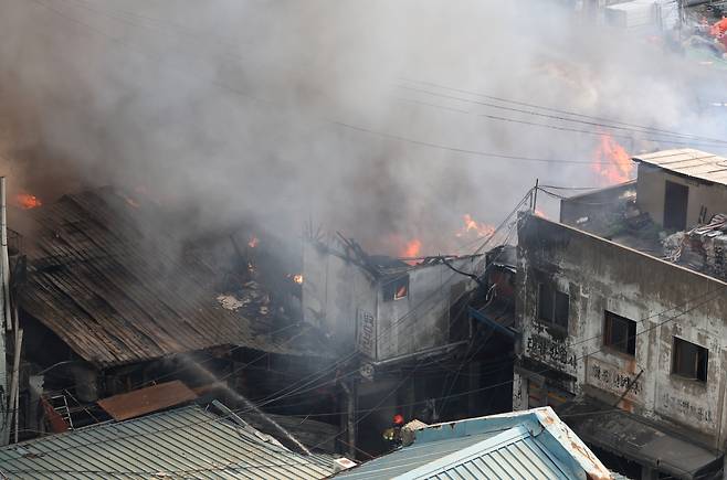 28일 서울 을지로3가역 인근 노후 상가 건물에서 화재가 발생해 불길과 함께 연기가 피어오르고 있다. 연합뉴스