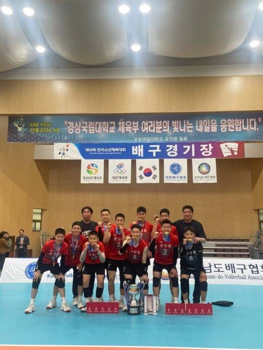 창단이후 소년체전에서 첫 우승을 차지한 문일중 선수들.