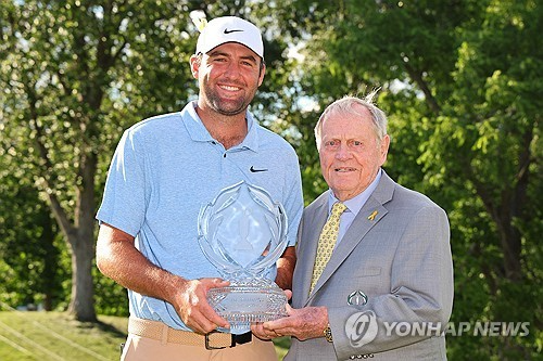 작년 메모리얼 토너먼트 우승자 스코티 셰플러와 함께 선 니클라우스. 사진[AFP/게티이미지=연합뉴스]