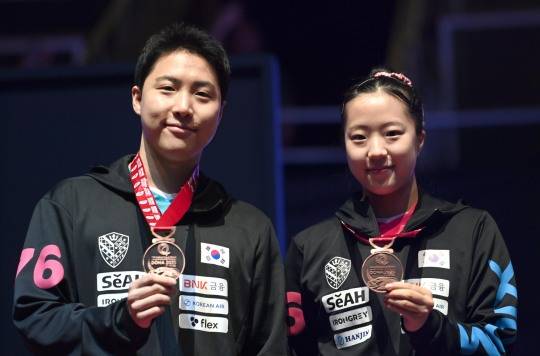 세계탁구선수권 혼합복식 동메달을 임종훈(왼쪽)과 신유빈. 사진[연합뉴스]