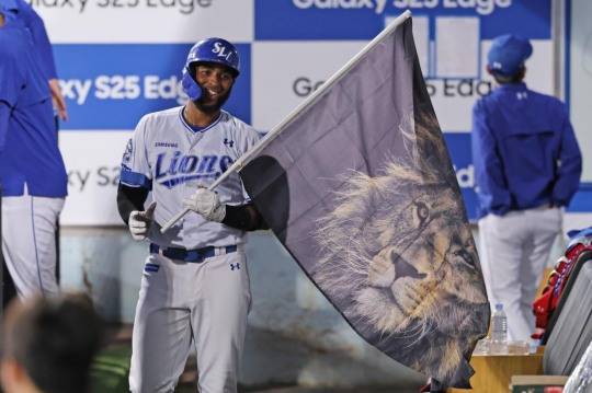 사자 깃발 흔드는 르윈 디아즈. 사진[연합뉴스]