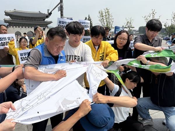 ▲28일 오전 광화문광장에서 진행된 '광장을 지우지마라, 다시 대선에서 광장으로'(너머서울 주최) 기자회견 참가자들은 광장의 요구를 지우는 대선지우개 현수막을 찢으며 광장의 요구를 되찾는 결의를 표현하는 퍼포먼스를 진행했다. 사진=윤유경 기자.