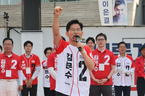 김문수 국민의힘 대선 후보가 지난 26일 경기 용인시 용인 포은아트갤러리 광장에서 열린 집중유세에서 지지를 호소하고 있다. [사진 출처 = 연합뉴스]