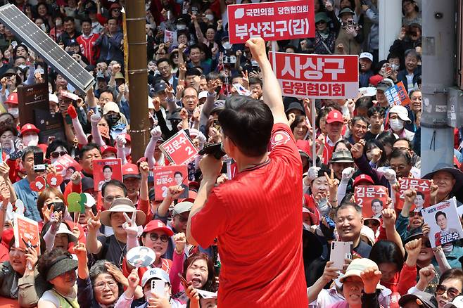 김문수 국민의힘 대선후보가 28일 부산 서면 쥬디스태화 백화점 앞에서 집중유세를 하고 있다. [사진 출처 = 공동취재단, 연합뉴스]