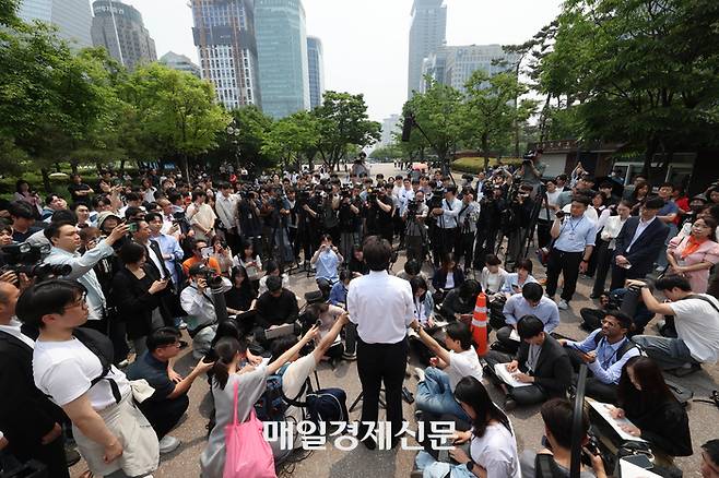 개혁신당 이준석 대선 후보가 28일 서울 여의도공원에서 점심시간을 이용해 산책 나온 직장인 유권자들을 만나며 지지를 호소하고 있다. 2025.5.28[이충우기자]
