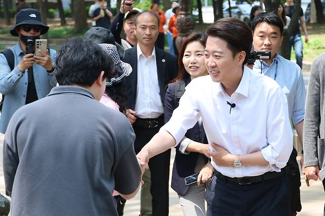 이준석 개혁신당 대선후보가 28일 서울 여의도공원에서 점심시간을 이용해 산책 나온 직장인 유권자들을 만나며 지지를 호소하고 있다. [사진 출처 = 연합뉴스]