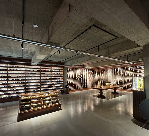 계주류마켓 지하 와인저장고 카브의 모습. 병당 수백만 원대 와인들이 진열, 판매되고 있다.