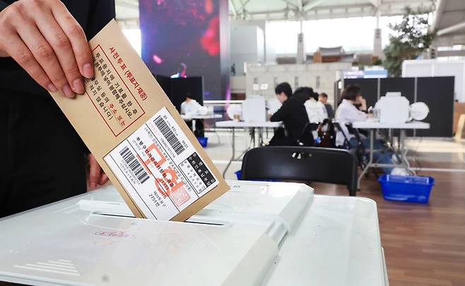 제21대 대통령선거 사전투표를  하루 앞둔 28일 인천국제공항 1터미널에 마련된 사전투표소에서 선관위 관계자들이 사전투표 모의시험을 하고 있다. [이승환 기자]