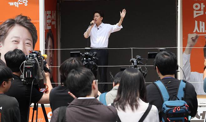 개혁신당 이준석 대선 후보가 28일 서울 여의도공원에서 점심시간을 이용해 산책 나온 직장인 유권자들을 만나며 지지를 호소하고 있다. [이충우 기자]