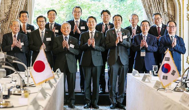 안덕근 산업통상자원부 장관(가운데)이 26일 서울 중구 롯데호텔에서 열린 제57회 한일경제인회의 사전 환담에서 아소 유타카 아소시멘트 회장, 김윤 한일경제협회 회장 등 참석자들과 기념촬영을 하고 있다. [사진 = 뉴스1]