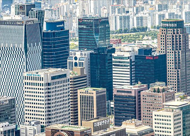 최근 증권주 주가가 연일 들썩이고 있다. 1분기 호실적에 대선 주자들이 너 나 할 것 없이 증시 부양을 외치면서 정책 수혜 기대감이 높아진다. 사진은 여의도 증권가. (매경DB)