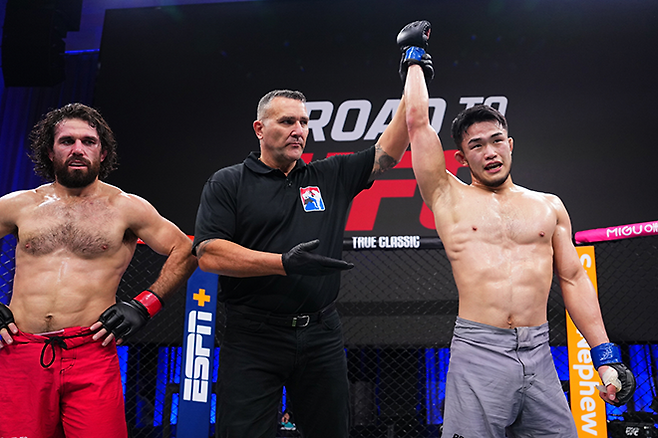 초대 AFC 라이트급 챔피언 박재현이 2025년 5월 중국 퍼포먼스 인스티튜트 상하이 Road to UFC 시즌4 8강전 승리 선언을 받고 있다. 사진=TKO