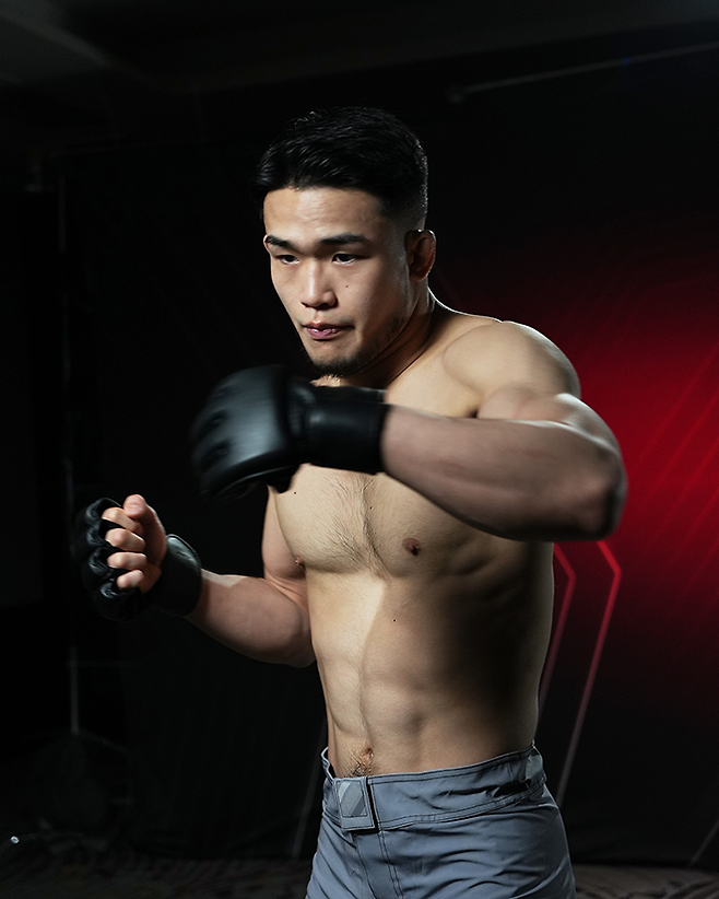 초대 AFC 라이트급 챔피언 박재현이 2025년 5월 중국 퍼포먼스 인스티튜트 상하이에서 Road to UFC 시즌4 준준결승 프로필을 촬영하고 있다. 사진=TKO