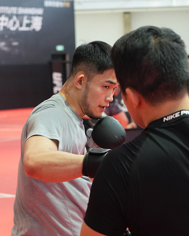 초대 AFC 라이트급 챔피언 박재현이 2025년 5월 중국 퍼포먼스 인스티튜트 상하이에서 Road to UFC 시즌4 준준결승 대비 훈련을 하고 있다. 사진=TKO