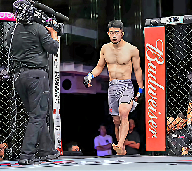 초대 AFC 라이트급 챔피언 박재현이 2025년 5월 중국 퍼포먼스 인스티튜트 상하이 Road to UFC 시즌4 준준결승을 위해 케이지에 입장하고 있다. 사진=TKO