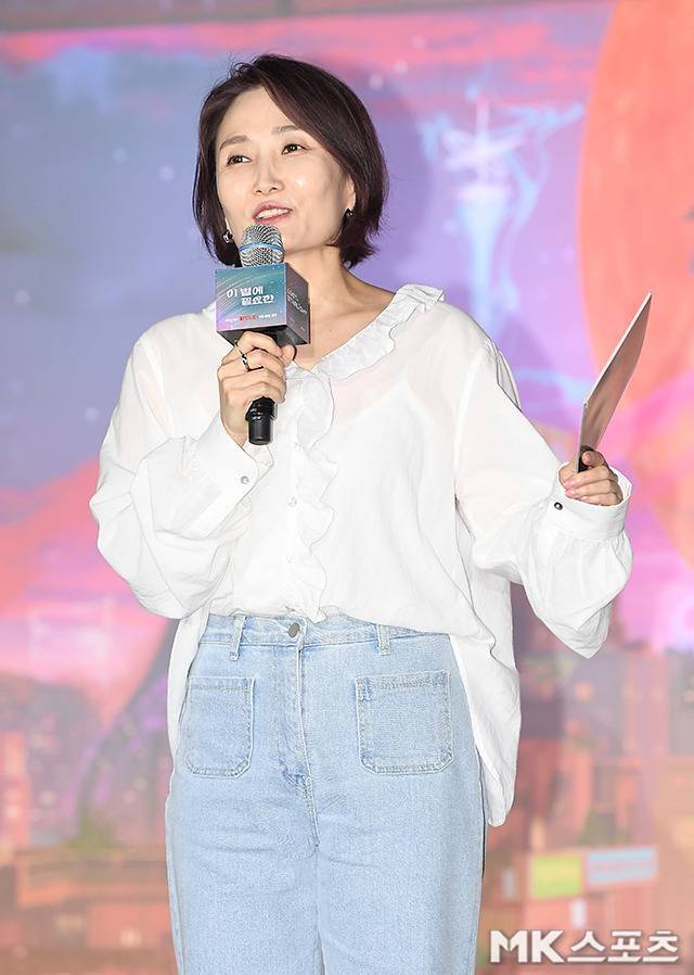 프릴 블라우스는 어깨와 소매 라인이 은은하게 비치는 소재로 구성돼, 격식 있는 자리임에도 한층 더 가볍고 트렌디한 인상을 줬다. 사진=천정환 기자