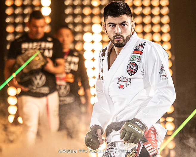 주짓수 도복을 입은 초대 라이진 71㎏ 챔피언 호베르투 사토시 지소자가 2024년 연말 대회에 입장하고 있다. 사진=RIZIN FF