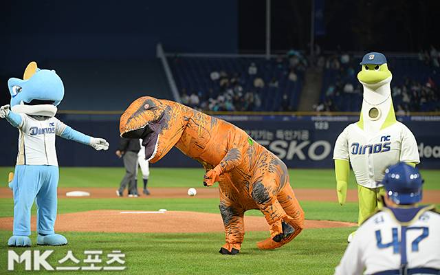 2023년 와일드카드 결정전에서 시구를 하고 있는 공룡좌. 사진=천정환 기자