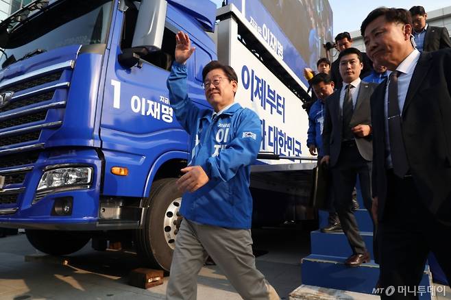 [남양주=뉴시스] 조성봉 기자 = 이재명 더불어민주당 대선 후보가 26일 경기 남양주 평내호평역 광장에서 유세를 마치고 시민들에게 인시하고 있다. 2025.05.26. suncho21@newsis.com /사진=조성봉