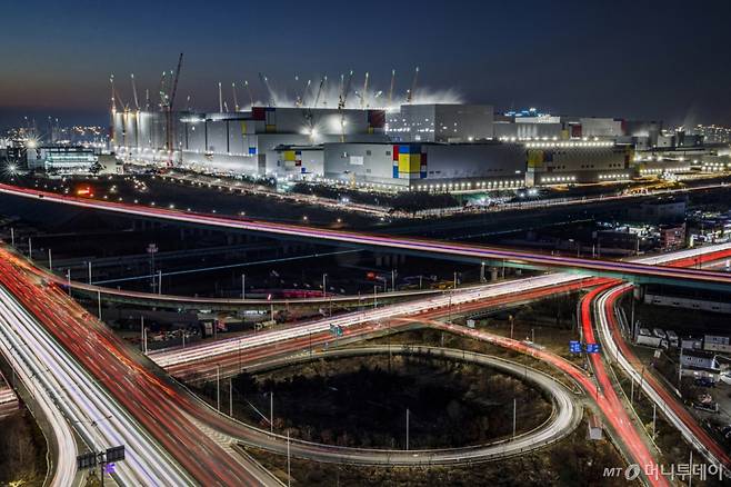 '위기를 도약의 기회로'  파운드리 부문의 치열한 경쟁과 중국의 저가 메모리 공세로 위기를 맞고 있는 K-반도체 산업. 삼성전자는 고대역폭메모리(HBM) 등 인공지능(AI) 분야에서 요구되는 최첨단 공정 기술과 대규모 생산 역량을 바탕으로 글로벌 시장 점유율 회복을 준비하고 있다. 세계 최대 규모의 반도체 생산 단지인 평택 캠퍼스의 P4 라인 가동이 임박하면서 공장 건립으로 반도체 수요 회복과 새로운 성장 동력을 확보하며 차세대 반도체 기술 개발에 박차를 가할 것으로 기대하며 다가올 을사년(乙巳年)을 맞고 있다. /사진=평택(경기)=이기범 기자 leekb@