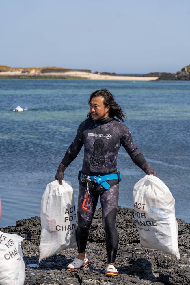 2022년 3월12일 제주 제주시 구좌읍 하도리 토끼섬에서 수거한 해양 쓰레기를 들고 있는 전장원 플로빙 코리아 대표. /사진=본인 제공.