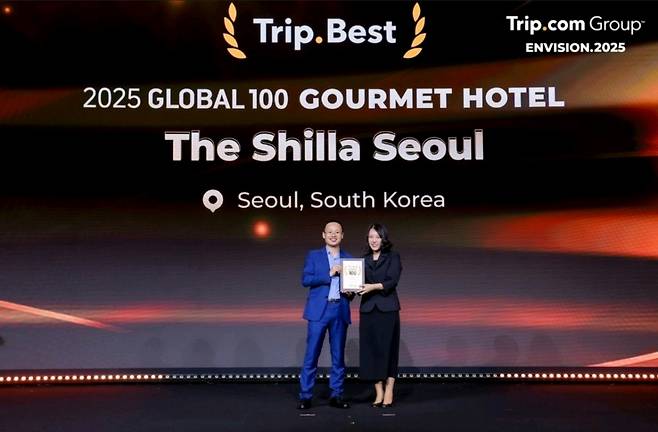 이달 26일 트립닷컴(Trip.com) 상해 본사에서 진행된 Trip.Best 시상식에서 서울신라호텔이 '2025 트립.베스트 글로벌 100 고메 호텔'을 수상하고 있다. (사진 왼쪽부터) 트립닷컴 브루스 두(Bruce Du) 총괄 부서장, 서울신라호텔 황유나 인차지/사진제공=호텔신라