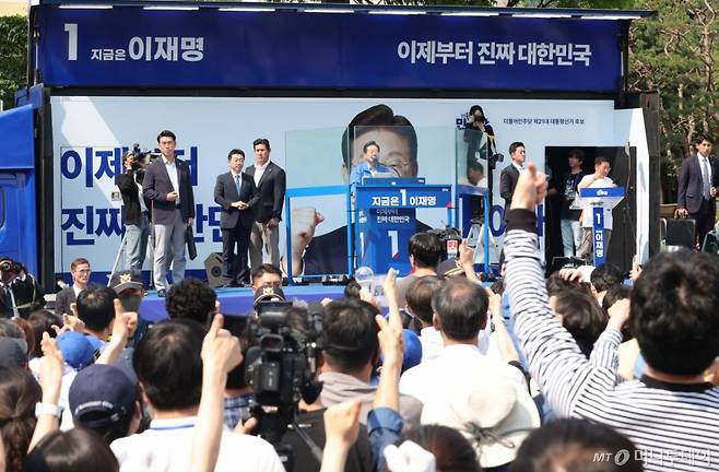 [용인=뉴시스] 조성봉 기자 = 이재명 더불어민주당 대선 후보가 26일 경기 용인시 수지구 단국대 죽전캠퍼스 정문에서 열린 유세에서 시민들에게 지지를 호소하고 있다. 2025.05.26. suncho21@newsis.com /사진=조성봉