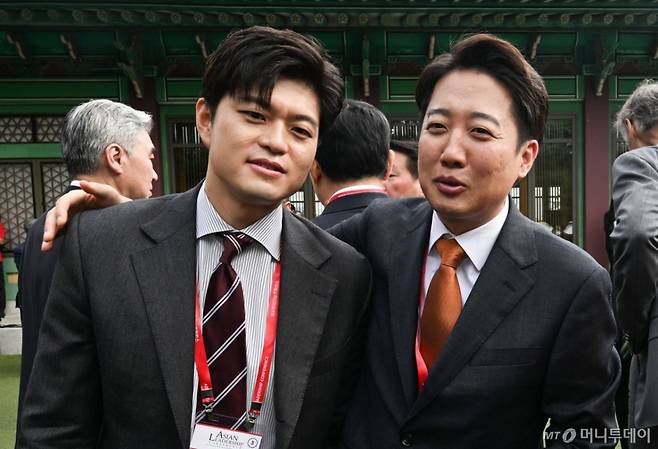 21일 서울 신라호텔에서 열린 제16회 조선일보 아시안리더십콘퍼런스(ALC)에 참석한 국민의힘 김용태 비상대책위원장과 이준석 개혁신당 대선 후보가 대화하고 있다. (조선일보 제공. 재판매 및 DB 금지) 2025.5.21/사진=뉴스1 /사진=(서울=뉴스1)