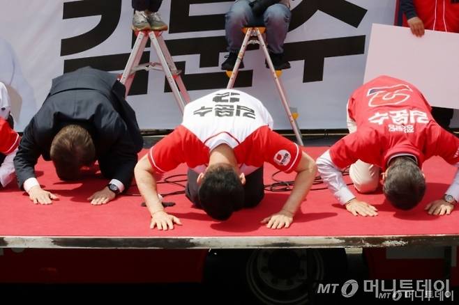 김문수 국민의힘 대선 후보가 26일 경기 안성시 안성중앙시장 인근에서 열린 유세에서 절하고 있다. /사진=뉴시스