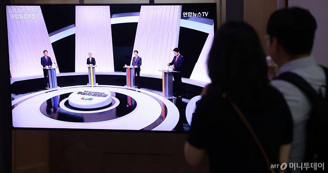 [서울=뉴시스] 홍효식 기자 = 27일 오후 서울역 대합실에서 시민들이 중앙선거방송토론위원회 주관 제21대 대통령선거 3차 후보자 토론회를 시청하고 있다. 2025.05.27. yesphoto@newsis.com /사진=홍효식