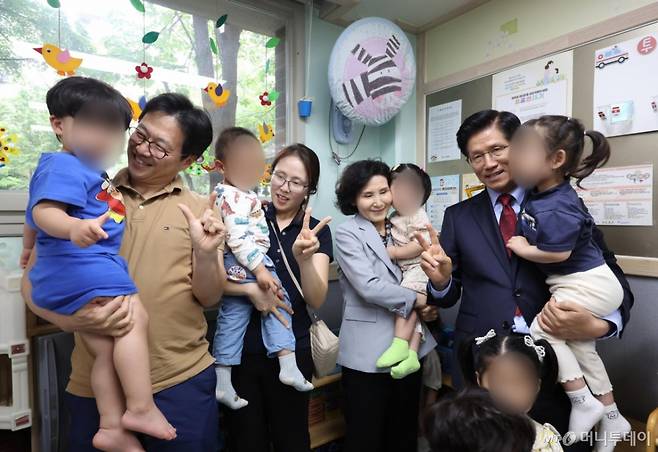 [광명=뉴시스] 고승민 기자 = 김문수 국민의힘 대선 후보와 설난영 여사, 딸 김동주 씨, 사위가 22일 경기 광명시의 한 어린이집에서 아이들을 만나고 있다. 2025.05.22. kkssmm99@newsis.com /사진=고승민