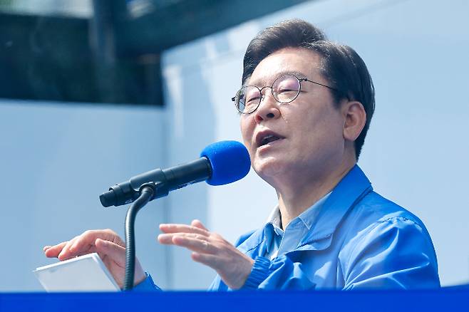 이재명 더불어민주당 대선 후보가 28일 '혐오와 갈라치기는 구태 정치'라고 강조했다. 사진은 지난 26일 경기 용인 단국대 죽전캠퍼스 정문 앞에서 유세 중인 이 후보. /사진=뉴스1