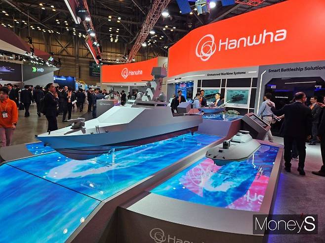 부산 해운대구 벡스코에서 열리는 '국제해양방위산업전(MADEX·마덱스) 2025'를 찾은 관람객들이 한화그룹의 부스를 둘러봤다./사진=최유빈 기자