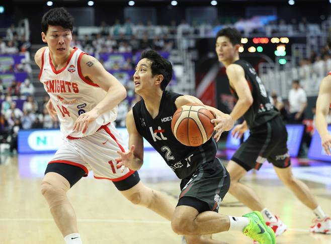 자유계약선수(FA0를 선언한 허훈이 허웅의 소속팀 KCC이지스와 계약을 체결했다. 사진은 수원 KT소닉붐에서 활약했던 허훈의 모습. /사진=뉴시스