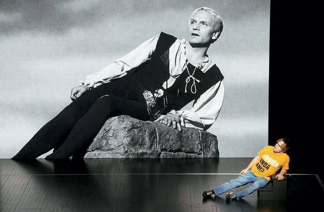 지난 23∼25일 모두예술극장에서 국내 초연된 페루 극단 ‘테아트로 라 플라사’의 ‘햄릿’ 공연 장면. 하이메 크루스(오른쪽)가 주인공 ‘햄릿’의 몸짓을 연기하고 있다.   한국장애인문화예술원 제공