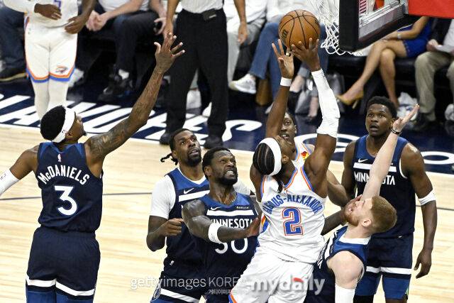 SGA(오른쪽에서 세 번째)가 27일 미네소타와 경기에서 슛을 시도하고 있다. /게티이미지코리아