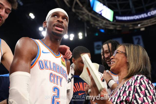 SGA(왼쪽)가 27일 미네소타와 경기에서 승리한 후 인터뷰하고 있다. /게티이미지코리아