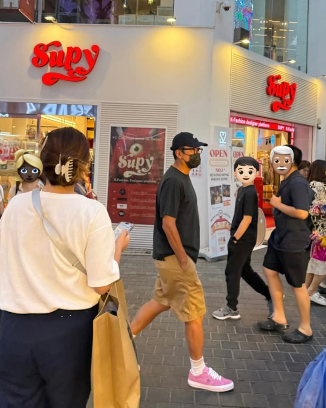 배우 하정우가 명동 거리를 활보하고 있다. / 하정우 인스타그램 캡처