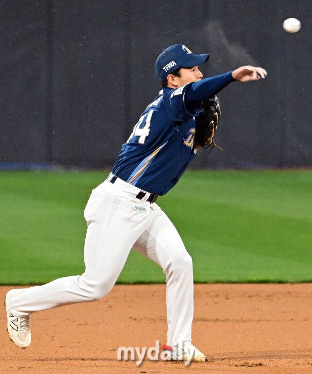 2025년 4월 9일 오후 경기도 수원KT위즈파크에서 진행된 '2025 신한 SOL뱅크 KBO 리그' NC 다이노스와 KT 위즈의 경기. NC 3루수 김휘집이 1회말 2사 3루서 KT 장성우의 타구를 처리하고 있다./마이데일리