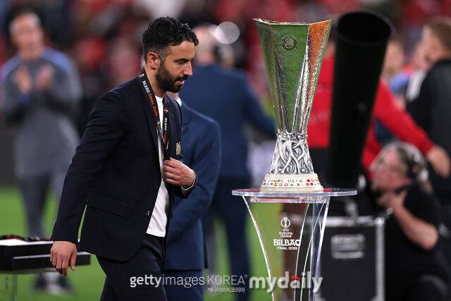 맨유 아모림 감독이 유로파 리그 준우승에 그친 후 침울한 표정으로 트로피를 지나가고 있다. /게티이미지코리아