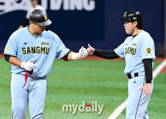 상무 한동희가 6일 오후 서울 고척스카이돔에서 진행된 대한민국 야구대표팀과의 연습 경기에서 안타를 때린 뒤 기뻐하고 있다./마이데일리