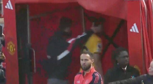 후벵 아모림 감독이 마테우스 쿠냐의 머리를 쓰다듬고 있다./중계화면 캡처