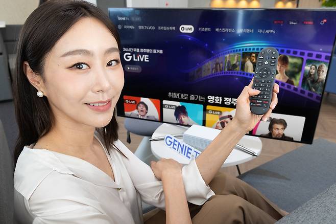 모델이 지니 TV에서 운영하는 ‘G LIVE’를 소개하고 있다.   [KT 제공]