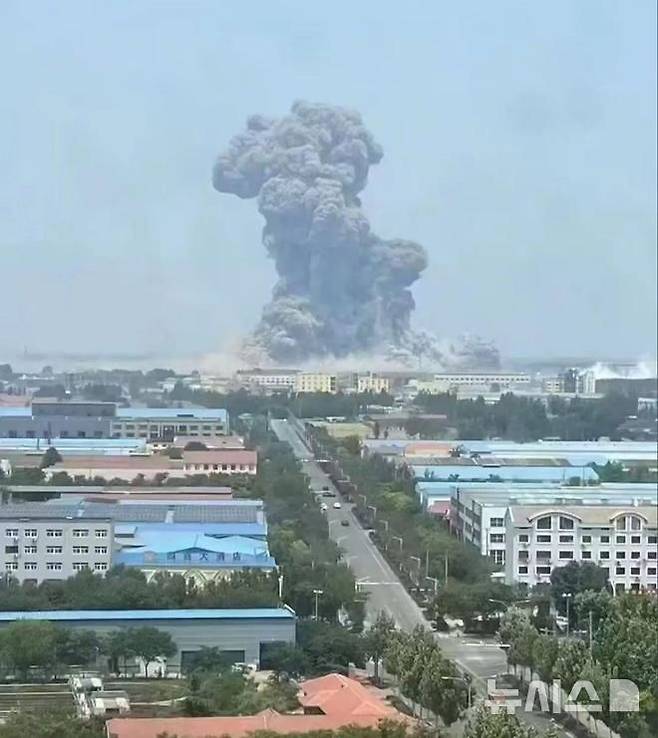 [베이징=뉴시스] 중국 산둥성의 한 화학공장에서 폭발사고가 발생해 당국이 사고 대응에 나섰다고 27일 관영 신화통신 등 현지 매체들이 보도했다. 사진은 폭발사고 현장에서 연기가 피어오르는 모습. (사진=중국 바이두 갈무리) *DB 및 재판매 금지 2025.05.28. photo@newsis.com