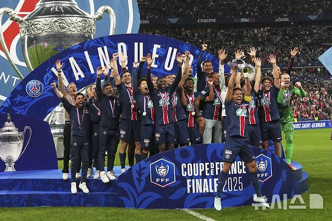 [생드니=AP/뉴시스] 파리 생제르맹(PSG) 선수들이 지난 24일(현지 시간) 프랑스 생드니의 스타드 드 프랑스에서 열린 2025-25 쿠프 드 프랑스(프랑스컵·FA컵) 정상에 올라 트로피를 들고 환호하고 있다. 이강인이 결장한 PSG는 결승에서 스타드 드 랭스를 3-0으로 꺾고 대회 2연패와 통산 16번째 우승을 기록했다. 2025.05.25.